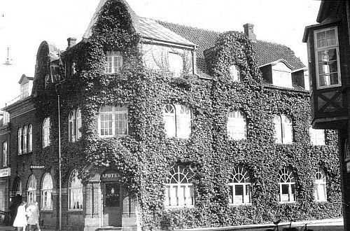   Et smuk billede af det Gamle Apotek, med grønt på muren, der var almindeligt i 1930 til 1960erne.
 I 1940 og 1950erne var Vejen  en lille by,  med en tre tusinde mennesker. Og det var det. 
  Først i starten af 1960erne kom der et stort byggeri i gang, rundt om i Vejen.  Der poppede mange nye boligkvartere op.    I 1960  til 1980erne voksede den med stor hast. Med nye fabrikker og en stor befolknings tilvækst. Og det er forsat lige siden, med mere eller mindre held. 
