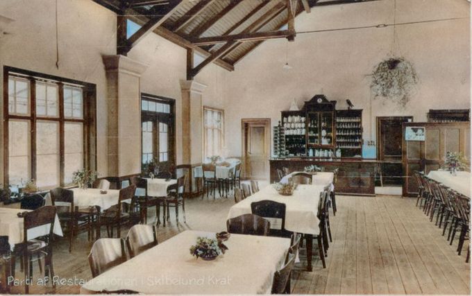 Nej hvor er dette billede spændende. Jeg har aldrig set et billede fra Restaurationen som den så ud første gang jeg var derinde i starten af 1950erne med mine forældre.
Med det gyngende trægulv og til højre døren til køkkenet. Og disken og  reolen.
Og døren til venstre hvor man gik ud på terrassen.
Det er dog utroligt.
Der var også pop bal i 1960erne.
Eli Hage.
Ja der har jeg danset i mine unge dage.
Eli Hage.
Peter Junker Iversen. Jeg husker Anne og Anders var der, for da hjalp min mor.
Finn Egelund Almstrup.
Dette er et super billede. Husker at det så sådan ud, da min familie holdt fester på pavillonen i min barndom.
I disken var der en klap der kunne slås op. På undersiden var der en grøn reklame for MANNE CERUTTER.
Erik Lund Jepsen.
Sådan så det ud da mine forældre kom dertil i 1963. Tror det var året efter at loftet blev sænket til det der er i dag. Da der kom gang i suppe/steg og is festerne måtte man varme op med gasvarmere, da der ikke var radiatorer.
Peter Junker Iversen.
Jeg husker da Anna og Niels Warming var forpagtere. De skiftede efterfølgende til Palmehaven.
