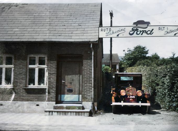 Bent Hübertz Knudsen.
Et billede fra Søndergade hvor vi boede til leje mens min far arbejde hos Ford , huset der skimtes til højre var gartner Falks butik
De to sidste billeder er fra min fars Malerværksted i lejede lokaler ved Vognmand Frode Pedersen.
Bent Hübertz Knudsen.
Gartner Falck.
Han var jordens flinkeste mand men husker også at hans kone var syg ,hun sad i rullestol.
Ulla Hübertz Madsen.
Bent Hübertz Knudsen gartner Falck's kone havde sklerose.
 Frank Nielsen.
Bent Hübertz Knudsen. Kan godt huske din far han malede navn og striber på Frode Pedersen biler var en bette dreng den gang, min far var chauffør ved Frode den gang og var en af de sidste der forlod firmaet da Frode lukkede og slukkede.
Bent Hübertz Knudsen.
Frank Nielsen. Det gjorde han. Huset lige foran malerværkstedet ud mod Plantagevej ,boede familien Juhl, sønnen Arne var også chauffør hos Frode.
Johs Laursen.
Bent Hübertz Knudsen. I må havde kendt Gartner Falk godt som naboer. Han havde køkkenhave bag huset, og hvis der ikke lige var persille i forretningen, gik han ud og plukkede det. Medens man stod i en duft af hans blomster i forretningen.
Ulla Hübertz Madsen.
Johs Laursen. Det gjorde vi.