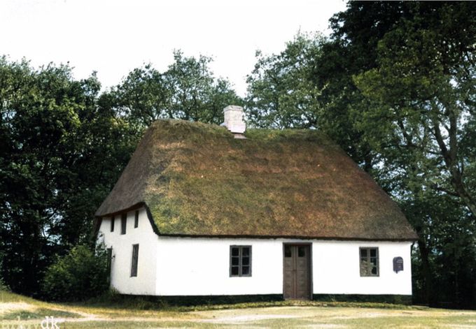 Det gamle hus ved kæmpehøjen i Skibelund Krat.
Et farvelagt billedet af det lille hus der har været så meget igennem.
Fra at være skole til redskabsskur.
     Der står.
 Syd for Skibelund Krat ligger Skibelund Efterskole. Den første del af efterskolen blev bygget i 1874 som et lille hus i Skibelund, hvor der i starten blev afholdt børneskole for egnens egne børn samt for sønderjyske børn. 
Der har også været Restauration i den og beboelse for personalet til hotellet.
Sidst har det været redskabsskur, og man har ikke vedligeholdt det overhovedet.
Så man tog en bulldoser på huset, og fjernede et hus der kunne have givet Skibelund Krat historiens vingesus.
Men sådan gør man altså ikke i Vejen.