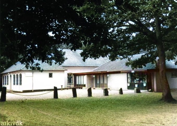  Et farvelagt sort hvid billede af bl. a. Iskiosken ved Skibelund Hotel.
Med et billede af  Pavillonen i Skibelund  med is boden, hvor jeg har købt is   dengang den var der.  Der i dag hedder  Hotel Skibelund Krat. 
Viggo Simonsen.
Ja, og os der gik på Skibelund Efterskole, besøgte kiosken hver onsdag, da der var fisk på menuen.
Heldigvis kunne vi købe pølser hver onsdag i kiosken.
 Niels Stampe.
Så smukt et sted, og jeg glædede mig så til årets store dag, 5. juni, som jo var dagen hvor det skete noget i krattet. Brædderne til dansegulvet blev lagt ud dagen før, og så startede festen for os der boede i Skibelund.
