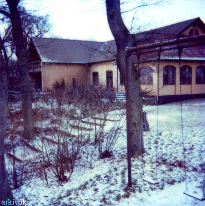 Skibelund Pavillon 
Årstal 1968.
Efter efterår kommer vinteren med sne,  og dog, det bliver varmere og varmer for hvert år der går, mon  det ikke ender med at man skal ud og slå sin græsplæne Juleaften medens anden hygger sig i ovnen.
  Jeg har slået op på min ven Google om Biodiversitet.
Der står.
Biodiversitet er det mylder af liv i form af dyr, planter, svampe, bakterier og alt levende, der tilsammen udgør biologisk mangfoldighed og er afgørende for arternes overlevelse. I dag er biodiversiteten mange steder truet, fordi arter uddør, når store arealer udnyttes intensivt til landbrug, skovbrug, bebyggelse, infrastruktur og produktion. Ifølge Verdensnaturfonden WWF er biodiversiteten i kraftig tilbagegang globalt og bestandene af en række udvalgte fisk, fugle, pattedyr, padder og krybdyr samlet set faldet med 58% siden 1970. Forskere vurderer, at tabet af biodiversitet er så stort, at der er tale om en økologisk krise, der kan sammenlignes med klimakrisen. Men der er håb for en mere mangfoldig natur. Hvis man handler i tide, kan man nemlig hjælpe naturen til at genskabe sig selv, viser erfaringer fra tidligere indsatser.
Jeg har på fornemmelsen at Skibelund krat er et godt eksempel for  biodiversitet.