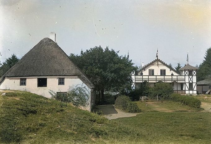 Det lille hvide hus var der før man byggede Skibelund  Pavillon. 
Der står.
 I 1908 opførtes Skibelundpavillonen  Hotel Skibelund Krat. 
 Den første del af efterskolen blev bygget i omkring 1874 som et lille hus i Skibelund.