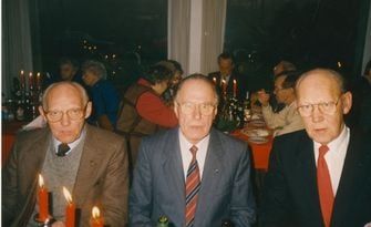 Jens Aksel Kjær.
Hej Johs.
Så nærmer julen sig og jeg har fundet et billede fra ALFA’s julesammenkomst som de hver år havde med arbejderne og «gamle» arbejder.
I 1960’erne huskede jeg at der blev spillet «Banko» med gode gevinster så som ænder, flæskestege og produkter fra ALFA.
Billedet fra en    julesammenkomst i 1980’erne er af tre «gamle» arbejdere, Aksel Kjær, Aage Schmidt og Johs. Møller.
Min far, Aksel Kjær, blev født i 1921, ved siden af Alfa’s skorsten, i Vestergade 6. Hele hans barndom og ungdom boede han der. Før krigen blev han udlært som smed hos  Direktør Ferdinand Olsen,  Vejen Maskinfabrik A/S 1938 i Nørregade.
I 1946 blev han «udlånt» til Alfa som smed og flyttede samtidig ind i Vestergade 26 hvor han boede til sin død i januar 1989.    Olav Vang Lauridsen ansatte hurtig Aksel Kjær på Alfa og skrev en huslejeaftale med ham. I den stod der at huslejen ikke måtte stige så længe at Aksel Kjær var ansat på Alfa. Aksel Kjær betalte samme husleje fra 1946 til 1984 hvor han købte huset af Alfa.
--
Tak for billedet Jens.
  Jeg købte mine første akvariefisk hos Aksel og Jens Aksel Kjær.
  Det er jo min gamle nabo i midten  Aage Schmidt, der kunne få alt til at gro i sin have. Af og til smed han en staude over hækken til mig, da den groede som ukrudt i hans have. Ja og stort set gik det ud hver gang jeg havde fået plantet det.
0g nej jeg var ikke misundelig på ham... Som Smed skulle han have sorte hænder, men jeg tror at de nærmest var grønne.
Aage Schmidt havde været Smed så længe at han fik guldnålen, og blev interviewet af Lærer Svend Lunde  på Kassettebånd. Guldnålen får man efter 50 år i faget. Da han gik på pension var han i flere år lærer på Knudepunktet med Jern.
Jeg viste ikke at Aksel Kjær er født ved foden af Alfa’s skorsten. Jeg gik tit forbi huset i 1950erne uden at jeg viste hvem der boede der. Siden har jeg fået at vide at efter Aksel Kjær og hans kone flyttede op til det gule hus  ved siden Højbro, flyttede   Aage Schmidt og hans kone ind.  Jeg er sikker på at Aage Schmidt også er udlært hos Ferdinand Olsen Nørregade 76.
Senere overtog Ingeniør Kalmar M. Olsen huset.
Om Aage Schmidts barndom på Vestermarken. Esbjergvej 21.
https://www.vejenminiby.dk/.../1990_1906_guldsmeden.pdf
Linket er med mange spændende og nye billeder.