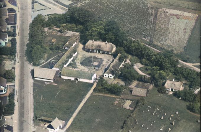 Niels Hansen Jacobsens forældres gård og til højre Hytten hvor han selv boede. Billedhugger Niels Hansen Jacobsen 1902-24.
Gad vide hvordan det går med Hytten i dag.
Det er lidt underligt at se hvordan man dengang nedlagde Gården med måske Vejens mest berømte kunstner. Hvorfor man ikke havde kunnet bygge Alderdomshjemmet i Skolegade et andet sted synes jeg er mærkeligt.
I stedet graver man keramik op som Niels Hansen Jacobsen har smidt ud. 
Og jeg er sikker på at det er ikke lige det han vil huskes for.
Anita V Nielsen.
Har lige set, at hytten er blevet solgt.
Anita V Nielsen. Hej Anita, det var da en nyhed. Jeg mente at hytten var inde under Vejen Museum og var fredet. Der står. Museet mangler mulighed for at formidle en vigtig del af billedhugger Niels Hansen Jacobsens liv. Museumsleder Teresa Nielsen ønsker 
