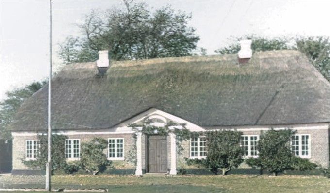 Peder Holden Hansen  1812-1886,  tegnede  Gården hvor Niels Hansen Jacobsens forældre boede.
Det ny Alderdomshjem i Vejen, blev bygget ved Gården der så blev revet ned  i   1953.
Det havde været flottere hvis kommunen havde ladet hans barndomshjem blive stående for eftertiden.
Jeg tror ikke at der nogensinde har været nogle by politikere i Vejen der interesserede sig i Vejen historie.
Hvis der er en kan jeg ikke finde vedkommende.