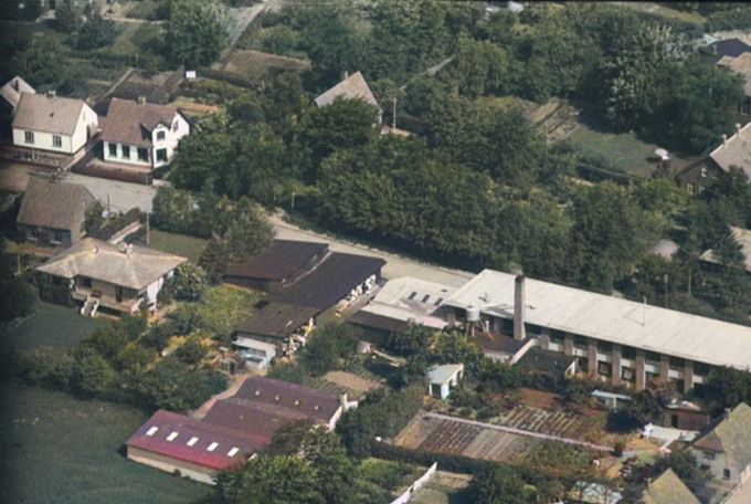 Bakkely Skole og Willadsens Møbelfabrik.
Med Søndergade op i billedet til højre og Torps Alle op til venstre i billedet.
Der står.
Oppe helt til venstre ligger huset med det lidt anderledes tag. Der boede dengang Tapetserermester H. Rolschou Nielsen  og hans kone
Frisør Fru Rolschou Nielsen 1954. Jeg gik i skole med deres søn    Steen. Over for ligger gemt i træerne det flotte hus som Harry Persson, pedel ved Bakkely Skole boede i. Jeg læser at Harry Persson også var Sognefoged.
Jeg er sikker på at billedet der er sort hvid og som jeg har fået lidt farver på er fra 1955. 
Der var mange træer langs Bakkely Skole, og jeg mener ikke at cykelskuret var der da jeg startede i første klasse i 1953.
Huset ved siden af Bakkely Skole boede Grethe og Inspektør Thor Rudkøbing Bakkely Skole  i, og da de flyttede til Askovvej blev det brugt som klasseværelse.
Som det er på den tid var der meget ro på i Vejen. Ikke meget bilstøj osv. Her er et billede igen uden personer cykler eller biler.
 Ja der er ikke meget tilbage fra den tid. Bakkely Skole er væk, også Willadsens Møbelfabrik og hans privatbolig på hjørnet af Søndergade og Torpsalle.   
Willadsens Møbelfabrik Søndergade 50.   blev nedrevet i 1979.
Marken til venstre er Gårdejer Holger Engelbrekts mark, der startede oppe fra Brejdablik.
Hanne Persson.
Min far Harry Persson startede på Willadsens møbelfabrik han var maskinsnedker og arbejdede der til han blev pedel på Bakkely skole og det var der vi flyttede på Torpsalle 2, det var funktionærbolig der fulgte med jobbet.
