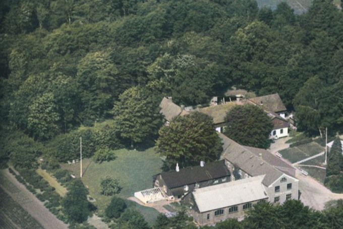   To nye farvelagte billeder af Skibelund Efterskole.
 I 1950erne var der utrolig mange træer rundt om den.
Ned til højre og til venstre er stien op til Skibelund Pavillon, der stadig er der i dag.