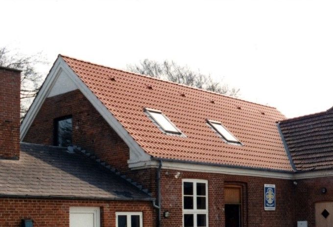 Et nyt billede af  
Askov tidligere skole, Østre Skibelundvej 15, Vejen, maj 1996 Set fra skolegården. Fotograferet i forbindelse med Skov- og Naturstyrelsens temagennemgang af skoler 1995/96.
Min fætter Erik kørte mig ned af Øster Skibelundvej forleden dag. Jeg kunne  ikke finde ud af hvor vi var på et tidspunkt, da der var kommet utrolig mange huse og gader langt ned af vejen, og flere var på vej. Jeg siger til min fætter om man måtte bygge helt ned til Skibelund. Det beroligede mig lidt at han sagde at det måtte man ikke.