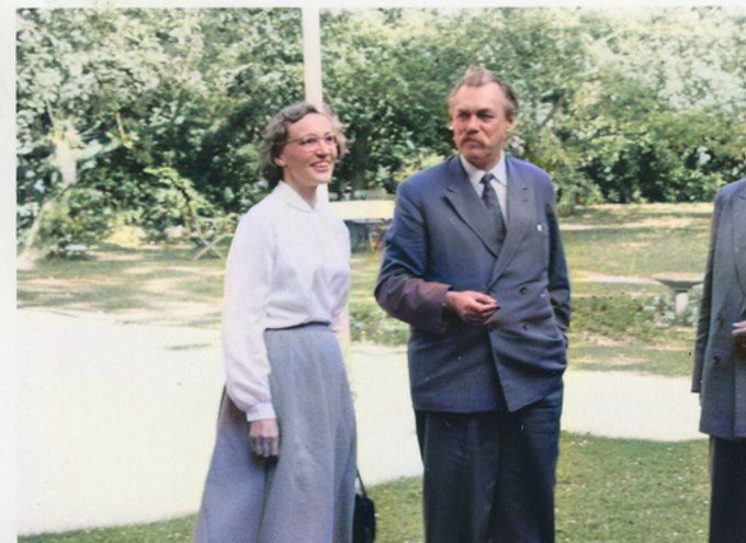 Beskrivelse 
1 fra venstre: Ingefred Juul Andersen.
Ingefred Juul Andersen (1899 - 1971) Juul Andersen, Ingefred. 1899-1971, rådsformand, politiker. *26.12.1899 i Ejby, Balslev
2. fra venstre: Sigurd Juul Andersen, Askov
3. fra venstre: Jens Therkelsen Arnfred, Forstander på Askov.
Årstal 1950.
Det er lidt utroligt at ved enkelt klik kan man gøre et sort hvid foto til farve.
