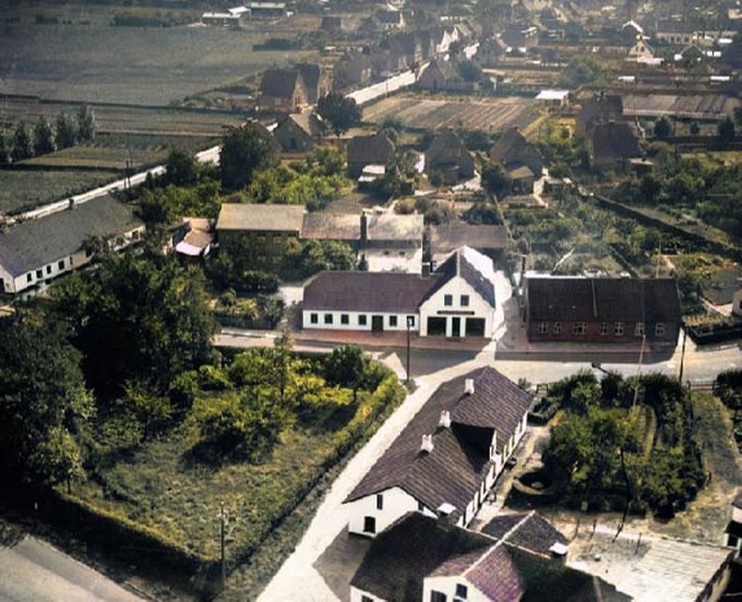Et farvet billede af Frederik d. 7’s Gade, fra 1949  med Fischer's Boligmontering, og nederst  hvor Vejens første store købmand, Th. Winding, Købmandsgård ligger.
Helt til venstre ligger  den tidligere svinestald til  Vejengaard og  Øster Allé.
Jeg har prøvet at finde Købmandsgårde der fungere i dag, men kan se at de der er tilbage rundt om i Danmark, er Museer  fra en svunden tid.
Jytte Eeg Hansen.
Kan lige skimte det høje røde hus , hvor jeg er vokset op på. 1. Sal . på Øster Alle . Senere kom jeg til at arbejde på den kommunale tandpleje som blev bygget lige ved siden af.