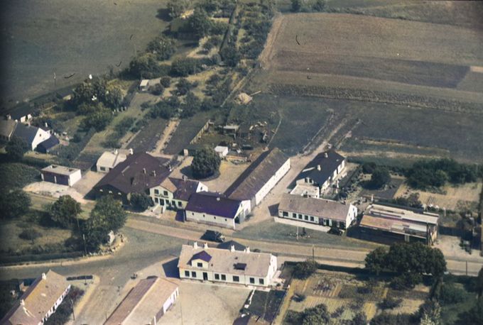 Gunnar Melton.
Vejen Gæstgivergaard/senere hotel Vejen med Øster Alle, Fr.d.7’s gade og Borgergade som den gennemgående gamle hovedvej 1.
Chalina Nanet Lynggaard.
Og ved siden af min fars købmandsforretning med de gamle pakhuse.
.....
Det er dog et utroligt billede. Det må da været meget gammel, da Koldingvej ikke er der endnu. Jeg mener at  Koldingvej blev anlagt omkring 1955. 
