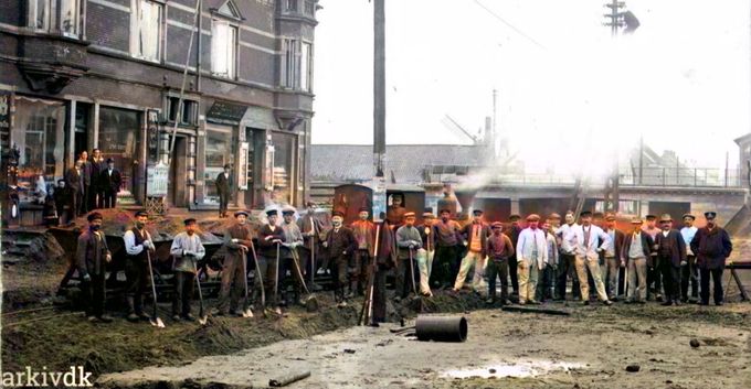 Der står.
Viadukten, der forbinder Nørregade og Søndergade, bygges 1916-17.
Det foregik med håndkraft og med mange mænd i arbejde. Og med skovle og tunge træ trillebøre.
