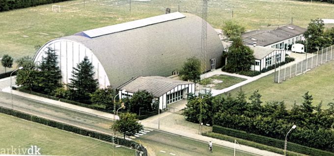 Vejen hallen.
2 nye flotte billeder af Vejen hallen som jeg ikke før har haft på siden.
Vejen Hallen blev indviet  i 1953.
Der står.
Historie:
Vejen Hallen er et stykke idræts- og kulturhistorie i Vejen By's historie og vækst, gennem sidste halvdel af forrige århundrede.
Efter opførelsen til Sydjysk Udstilling i 50` erne,   har Vejen Hallen gennem
mange år været omdrejningspunktet for idrætten og kulturarrangementer i Vejen By.
Siden opførelsen al Vejen  Idrætscenter   og Troldesalen, har Vejen Hallen haft en tilbagetrukken brugsmæssig funktion for sportsaktiviteter og
kulturarrangementer i byen og fremstår i dag, som et nedslidt hus der trænger til en opgradering.
Med sit klassiske arkitektoniske rundbuede udseende, er Vejen Hallen på en måde synonym med Vejen og det vil derfor være fuld berettiget, hvis Vejen Hallen sikres som bygning og offentligt tilgængeligt hus for fremtidige generationer.
Marianne Kristensen.
Os der bruger Vejen hallen trives der. VIC kan ikke rumme de timer. Vi venter på at Ketsjercentret står klar.
//Marianne, Vejen badmintonklub.
Grethe Ørnegaard.
Der har jeg lavet flere gymnastikopvisninger.
Jesper Nissen Brogaard-Radoor.
Man må erkende, at man er nødt til at se på, om den kan bruges til andet formål, som du nævner har den det idrætsmæssigt svært, efter idrætscenteret er blevet så stort.
