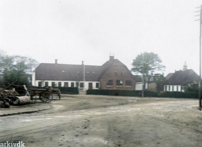 Skolerne i Vejen. 
Vejen gamle Byskole, på  hjørnet af Nørregade og  Fr. d. 7's Gade, ca. 1927. I det lille hus til højre boede bedstemor Lauridsen.
Bemærkning. Bedstemor Lauridsen - Knud Grunnet Lauridsens, Varehuset i Vejen - bedstemor.
Ifølge Vejen Miniby.
Grunnet Lauridsens Varehus blev drevet af Valborg Lauridsen -
- der tidligere havde forretningen 