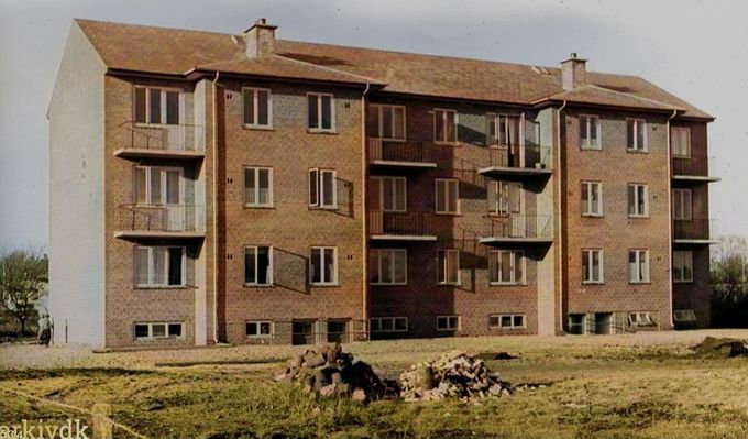 Gammelgården ved Rolighedsvej.
Jørgen Schlünssen.
Bygningen nærmest jernbanen er kendt som Gammelgården og er bygget ad tre gange nummer 1 og 3 i 1939 og nummer 5, 7 og 9 i 1949, så det er kun de to i vinkel, som hedder solgården.
Jeg har altid troet at alle husene på Rolighedsvej hed Solgården. Men som Jørgen siger hed  det første hus der blev bygget Gammelgården. Så billedet her er fra 1939.
Og med lidt farve.
Karl Knudsen.
Godmorgen Johannes - ja der kan man bare se - efter mere en 60 år i vejen hvor også jeg havde den klare opfattelse af bygningen hed solgården - ja får man pludselig en helt ny viden.
Jørn Bojsen Pedersen.
Godmorgen. Har som barn boet på Rolighedsvej 1 2sal t.h. fra 1942. Til1955. Bliver 80 næste år. Kan huske baggården, hvor vi spillede fodbold med brødrene Johansen. Dejligt minde.
Birgit Kahr.
Rolighedsvej 1,1 sal th. var mit barndoms-/ungdomshjem. Kan ikke huske hvor mange år, mine forældre boede der, inden de flyttede efter vi 5 børn alle sammen var flyttet hjemmefra. Hele lejligheden dirrede blidt hver gang der kørte et tog forbi, men det tænkte vi ikke over. Hvor ER det sjovt at se bygningen som nybygget. Kører en gang imellem forbi og kigger op til stue-vinduet og tænker på alle de børn, der dengang var ude at lege på plænen bagved og i det hele taget. Værst var det, når jeg kom hjem på cykel om aftenen og der var mørkt. Pyha...så skulle cyklen jo ned i kælderen og ind i cykelrummet, og altid var jeg så bange for, om der stod et uhyre og ventede på mig. Der var ikke særlig meget lys dernede i den skumle kælder. Jeg kunne blive ved med at fortælle, men stopper her.
Bo Marquart Nielsen.
Min faster Signe og mand kaj Zink flyttede ind i 1939 og boede til deres død først 1990erne.
Marianne Tirsbæk Jørgensen.
Bo Marquart Nielsen. jeg overtog deres lejlighed på Rolighedsvej da de flyttede på Plantagevej i 1993.
