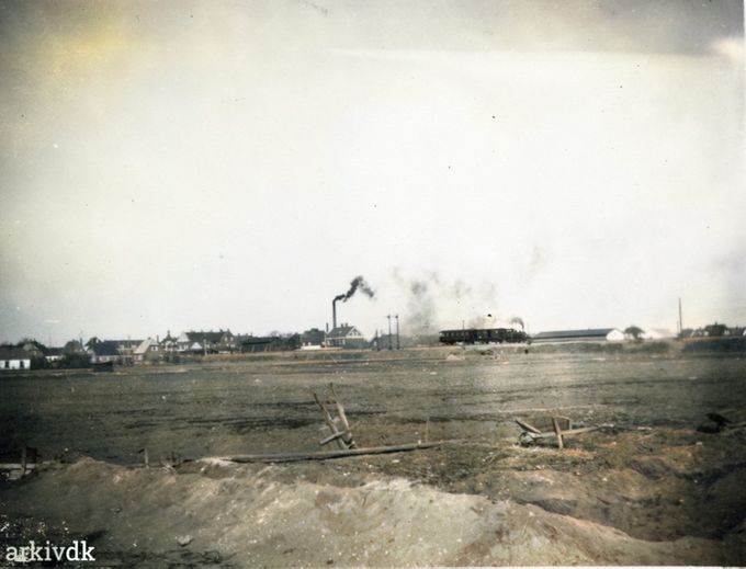 Starten på fodboldstadion i 1932.
 Vejen Stadion planeres i 1932.
  Olav Vang Lauridsen  havde marker overalt på den tid. 
Her starter man med at forberede det nye Fodboldstation på Plantagevej som Olav Vang Lauridsen gav   til byen. Efter det første fodboldstadion fra 1922, der lå ved Nørregade og Korsgade, og som er en del af kirkegården i dag.  
Johannes Anker.
Familien ejer ikke stadion. Min farfar Olav Vang Lauridsen gav grunden væk. Med en klausul om at hvis klubben ville sælge, gik gaven tilbage til familien.