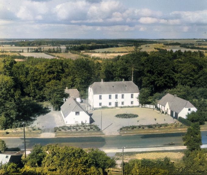  Vejen gamle præstegård.
Præstevænget 32.
 Jeg har lagt lidt farve på Præstegården.
Jeg har tit undret mig over hvorfor man dengang ikke bibeholdte de bygninger i Vejen der havde både historisk og  arkitektonisk interesse. Men det får jeg sikkert aldrig svar på.
Præstegården har på et tidspunkt været fredet. Men selv det, var ikke nok til at passe på bygningen. Efter flere brande blev det sidste af den revet ned i 2018.
Jeg sidder herhjemme og siger til mig selv at Fredninger ikke er det papir værd som det er skrevet på. Knagmøllen der forvitrer er også fredet.
Jeg ved ikke hvem der skal passe på en fredet bygning. Om det er kommunen eller den privat person der køber bygningen. Det er også en økomisk tung byrde for en enkeltperson at vedligeholde en fredet bygning. Det er sikkert derfor der rundt om i landet bliver nedrevet mange fredede bygninger.
Der står.
Kommunen administrerer de bevaringsværdige bygninger. Er en bygning fredet, omfatter det bygningens ydre såvel som indre. Dertil kan en bygningsfredning også omfatte anlæg i tilknytning til bebyggelsen. Landskabsfredninger fremgår af fredningskendelsen, som er tinglyst på ejendommen.