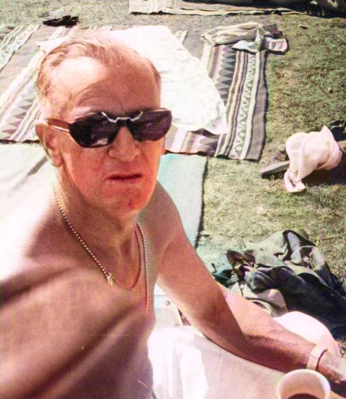 Fra Bjørn Hansens Fotoalbum.
Det er lige ved at jeg ikke kan kende Ove Larsen fra Vejen svømmebad.
Men det er ham.
Bjørn har taget flere billeder fra Vejen svømmebad, her er to af dem.
Jeg er sikker på at Bjørn har de fleste billeder fra dengang Vejen var Vejen.
1951
Sydjydsk Udstilling.
Vejen Friluftsbad anlægges ved Danmarksgade.
En augustdag i 1981 blev der definitivt lukket og slukket, for Vejen Svømmebad. For nogle lidt vemodigt, en æra var slut efter 30 år.
Hvorfor man lukkede svømmebadet ved jeg ikke.
 