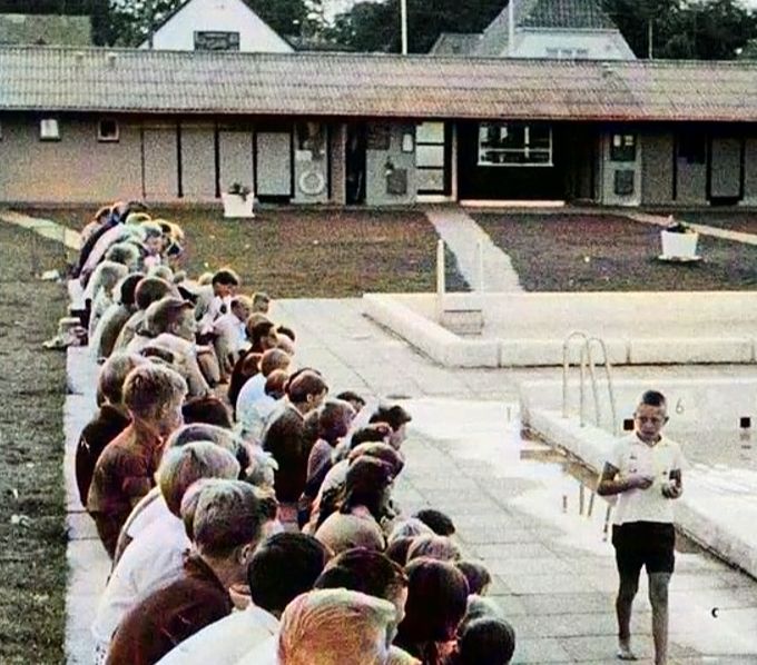 1951
Sydjydsk Udstilling.
Vejen Friluftsbad anlægges ved Danmarksgade.
Med kiosken i midten af bygningen. Hvor man fik et armbånd når man havde betalt for at komme ind. Der kunne man også have ure og andet liggende. Der er sikkert også røget mange is og rustne søm over disken.