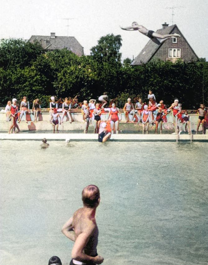 Vejen Friluftsbad anlægges ved Danmarksgade i 1951.  
     I 1981 blev der  lukket og slukket, for Vejen Svømmebad. For mange meget vemodigt, en æra var slut efter 30 år.