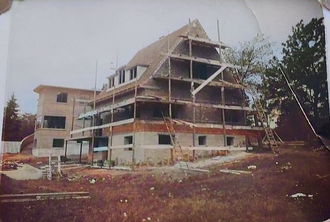 Jeg har altid troet at Bakkehuset nr. 29 var bygget efter Bibliotekar Drewsens hus.
Her kan man se de flotte egetræer der blev sløjfet da jeg var 7-8 år fra Søndergade og op til Petersminde vejen.
Da vi flyttede op til Bakkehuset i 1946 var der et meget stort bygget drivhus.
På et tidspunkt købte vi fire høns af Holger Engelbrekt Pedersen. De spiste rub og stup inde i drivhuset salat og tomater. Så de kom tilbage til Holger Pedersen.
Grantræerne helt til venstre var Brejdabliks. Hvor der dengang kunne ses egern og skader der byggede i dem.