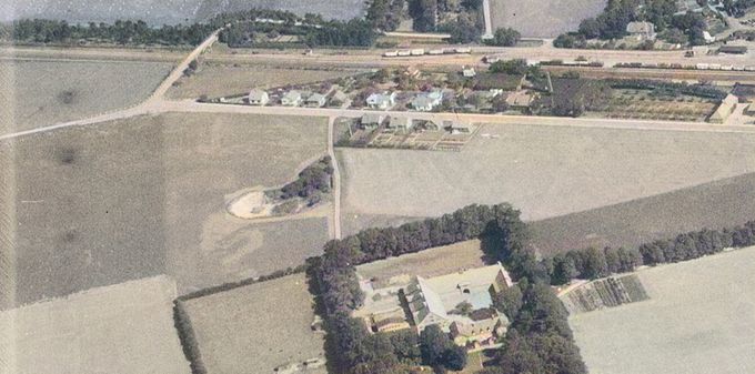 Grusgraven.
Et ældre billede af Grønvang gården, nederst i billedet, med den flotte kastanje alle  ned til Jyllandsgade, hvor jeg har samlet mange kastanjer i 1950erne, og med den lille marksti fra Askovvej og  til Vestergade. Og forbi grusgraven som jeg tit legede ved i   1950erne. 
Der blev smidt grene og træ ned i bunden af Grusgraven, til Sankt Hans aftnerne. 
Jeg har hørt at grusgraven blev til, da Johannes Lauritsen  byggede Margarine fabrikken Alfa. Oppe i kanten af grusgraven var der om sommeren viber der byggede rede.
Det er et ældre billede som jeg har givet lidt farve. Stien der  ender i Vestergade, er ophøjet til indgangen/vejen ind til lommen Grønvangen.
I dag ligger der huse hvor Grusgraven er. Det drømte man ikke om dengang.
De fire huse er her i dag i Vestergade. Huset jeg bor i er der ikke endnu. Det blev bygget i 1956.   Alfa`s parkeringsplads er ikke kommet endnu, og det sidste hus til højre ned mod Vejen er der ikke tænkt på endnu.
Til venstre øverst går stien op mod Petermindesvej,  og op til Højbro. Det var dengang at der var grøfter hvor vandet piblede.
Ved højbro kunne man få fart på cyklen ned mod Skovvej forbi Direktør Frederiksen hus på Phønix Tagpap fabrikken, øverst til højre, og ned til Vesteralle og Banegårdspladsen.
Grønvangs marker var meget store, her på billedet er det en del af dens marker.
På den modsatte side af Vestergade kan man se de to tvilling huse, hvor det første måtte lade livet på grund af en parkeringsplads. Det andet hus bor mine gode genboer Karen og Niels Vistisen. Og til højre for dem ligger Dampkedel fabrikken  Mjølner  omkring 1910.
Bag ved ligger Signal  og Ledvogterhuset.
Ungdomsboligerne var der ikke tænkt på endnu.
 Jens Aksel Kjær.
Johs, billedet er fra engang i 50'erne. 