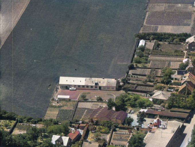 Torps Alle 1959. Med lidt farve.
Nederst er det Søndergade der går på tværs, og til højre er det Torps Alle der går op i billedet. Med Willadsens møbelfabrik på hjørnet til venstre og hans privat bolig til højre der var nabo til Bakkely Skoles  legeplads. Der har jeg tit været inde og hente vildfarende bolde når vi spillede fodbold med en lille gummibold i frikvarterende, med håb om at Fru Willadsen ikke opdagede mig.
Bag ved fabrikken ligger bungalowen.  Der boede dengang Tapetserermester H. Rolschou Nielsen og damefrisør Fru Rolschou Nielsen 1954. 
 Her på billedet kan man se hans værksted bag privatboligen.
Markerne foroven er gårdmand Holger Engelbreth Pedersens, Svendminde. Da han var ung lå der Svendsminde Teglværk   ved de første huse ned til Gunnersvej.
Torpsalle drejede dengang af til Gunnersvej og ud til Askovvej.
 Huset der ligger på hjørnet af Tops Alle og Gunnarsvej
 var i den tid, i 1950erne et meget specielt sted. Der var en stor flot jernlåge ind til haven der var meget stor. Der havde de bistader, og mine forældre sendte mig mange gange ned til dem for at købe honning.    Det var   Distriktsjordemoder  Fru Holbæk Pedersen Torpsalle 15, og hendes mand der havde bier.
Da Torpsalle blev forlænget, tog den et ordenligt bid af deres smukke have.
Langt senere flyttede Vognmand Frode Pedersens kone op i huset.
Bertha Kirstine Christiansen
Dejligt billede med masser af gode informationer og minder.
Holger og Mary Engelbreth Pedersen var gode venner med mine forældre, havde 2 døtre og en Johannes, der var 1 år ældre end mig.
H. Rolschou og fru Rolschou havde 2 døtre, Birtha var den ældste, senere bosat i England.
Rolschou var da også møbelfabrikant!?
Jeg mener Willadsen store villa senere blev lavet om til børnehave?
Møbelfabrikken mener jeg blev ført videre af svigersønnen Lawetz (staves?)
Hej Bertha.
Tak for dine informationer.
Ja der var mange der hed Johannes på Askovvej. Derfor kom jeg til at hedde Johs.
Der var Holger Pedersens søn og Bibliotekar Drewsens søn der hed Johannes, min far hed Johannes og der var Johannes på Grønvang.
Holger Pedersens ene datter Grethe 