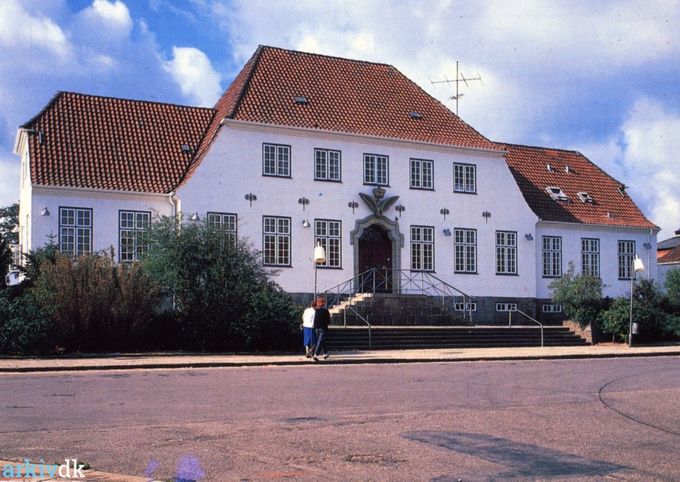 Ja mon ikke Banegårdsbygningen er bygningen over alle bygninger i Vejen.
Her er et nyt billede af  stationsbygningen som jeg først ser i dag.
Det må være et ældre billede, da byens grundlægger Johannes Lauridsen.  Grønvang   1847-1920,  ikke er sat i skammekrogen endnu.
Der har Kong Frederik og Dronning Ingrid stået ved døren da de    var på besøg i Vejen  i anledningen af åbningen af  Sydjydsk Udstilling  i 1951.
Fra Wikipedia.
Den gamle Togstationen blev åbnet 3. oktober 1874.
I 1992 blev stationsbygningen og signalhuset i stationens vestlige ende fredet, så der ikke kan foretages ændringer på bygningen udvendigt. Fredningen omfatter også det gamle central apparat fra 1918.
Ja de fredninger, de fredninger. Man kan måske nå endnu at gøre noget ved Signalhuset.
 Ved den lejlighed blev den oprindelige stationsbygning fra 1874 erstattet af den nuværende, tegnet af Heinrich Wenck i 1917.
Karen Margrethe Mejer.
Ja, jeg er enig, med dig, Vejen station, er absolut, ét af de smukkeste og mest bevaringsværdige bygninger, i Vejen by. Jeg har altid været fascineret af tog, specielt tilbage i 80'erne, da jeg var på efterskole, og senere, på Katedralskole i Ribe, hvor jeg var med toget, fra Vejen til Ribe, med skift i Bramming, hver morgen, til jeg fyldte 18 år, og kunne flytte, til Ribe, og leve af SU. Nu kører jeg ikke meget med tog, hellere bus, og nu hvor corona virus, atter er blevet en stor del af vores hverdag, og dermed brug af mundbind, bliver der sat en naturlig stopper, på meget rejseri!! Én rigtig god jul, til dig Johs Laursen, selvom den endnu engang, kommer til at foregå i corona virus skyggen!
Henning Rose.
Johannes Vang Lauridsen var en god mand for Vejen, men ligefrem at udnævne ham til byens grundlægger er nok at tage munden lidt for fuld.
Anne Grete Schlünssen.
Ham der startede det meste af Vejen hed kun Johannes Lauridsen. Mellemnavnet Vang kom først til senere.
Mimi Lund.
Jeg bliver så stolt når jeg ser dette billede fordi det har min morfar bygget, Gregers Kristensen muremester, jeg nåede aldrig at møde ham da han døde da min mor kun var 5 år da han døde af meningitis.
Christian Heibroch.
Sad og ventede i bilen i går og betragtede bygningen. Fuldstændig enestående. Højre side fungerer bedre arkitektonisk grundet de 3 vinduer i modsætning til venstresiden med 2 vinduer. Til gengæld gør tagvinduerne ikke noget godt og bidrager kun til æstetiske tics 🙂 En anden detalje er vindues rammer i grå mod de hvide vinduer - har kun set det enkelte andre steder. En fin detalje med servante og vask findes på modsatte side.
Knud B. Nielsen.
En meget smuk bygning. Harmonisk og stilfuld.