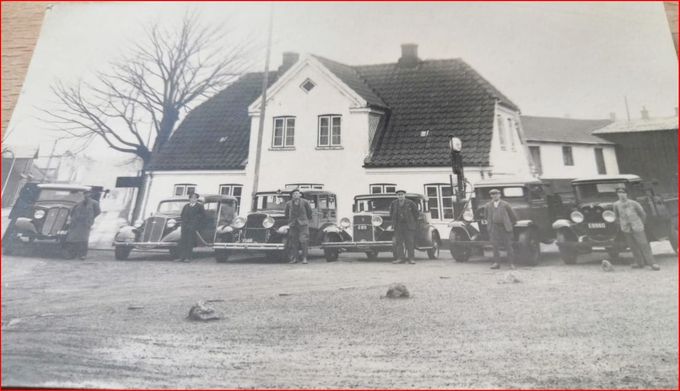 Birthe Klockmann Nielsen.
Min far overtog sin fars (I. H. Klockmanns) vognmandsforretning i 1933. Billedet viser vognparken fra 1936.
Jens Skov nr. 2 på billedet kørte taxa i forretningen, men startede senere egen forretning. Nr. 3 er min far. De øvrige har jeg ikke navne på.
Forretningen havde også ambulancekørsel.
Johs Laursen.
Birthe Klockmann Nielsen. Det viste jeg ikke Birthe. At Jens Skov havde kørt for I.H. Klockmann i 1933.
Heller ikke at han havde ambulancekørsel, det er helt nyt for mig.
Gunnar Junker Jensen.
Min far har kørt ved August Klockmann.
Ester Klokkerholm Mikkelsen Dabrowa.
Min far kørte lastbil og måske også taxa for Klockmann. Hans navn var Niels Mikkelsen.