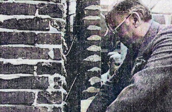 Indvielse af den nye kirke er i 1896.
Vejen Miniby skriver.
Rejsegilde på Sognegården
Biskop Helge Skov indmurer dokumenter ved grundstensnedlæggelsen -
- og rejsegildet på Sognegården i september 1986.
Og det er murer Ole Hansen (nu i Minibyen) til højre på billedet.
Jeg blev konfirmeret i Askov hos Helge Skov. Sammen med Troels Busk og Eli Hage.
Der står.
Inden da  var der  blomsterforretningen ved  familien Bitsch som havde blomsterforretning i mange år i Nørregade 98, og senere Bjørn Harboe og hans kone. Og derefter  Ønske-Møbler, Nørregade 96.
Peter Junker Iversen.
Fru Hyldig er også med på fotoet.
Knud Dunkjaer Andersen.
På billedet Fru Hyldig, Murer Ole Hansen og bagerst Arkitekt Niels Fjord.
Niels er medlem af gruppen her. Jeg kan tænke at han kan fortælle en hel del om Vejen.
