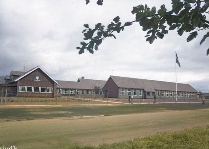 Et nyt billede af  Askov Malt Skolen  i lidt dusede farver.  
Det er lidt sjovt, da skolen blev bygget   står der til venstre på skolen Malt Kommune.
I dag hedder den Askov Malt skole.
 Askov Malt Skolen stod færdig bygget i januar 1954. Som var første skoledag for  skolen. Ingemann Pedersen flyttede med som førstelærer, med Signe Velling som lærerinde til sommerferien 1969. 
Jeg har hørt at man var uenige om hvor skolen skulle ligge, da Askov ikke skulle havde den inde  i byen. Så Malt og Askov fandt på at løsningen skulle være lige her, hvor den blev bygget på åben mark, som noget af det første. I dag er der huse omkring Skolen.
Efter 6. årgang fortsætter skolegangen på Grønvangskolen  i Vejen.