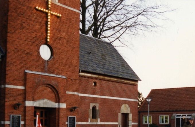 Vejen Håndværkerforening fra 125 års jubilæet i 1997 Vejen Kirke Nørregade 6600 Vejen.
Bemærkning. Vejen Kirke og sogneråd med det nye springvand. Kirken havde 100 års jubilæum i 1996.
Det er da utroligt. Jeg har aldrig lagt mærke til det lille springvand. Jeg skulle lige se om det er der endnu, og det er det. 
Det er måske fordi at det ser så  undseelig ud ?
Sognegården blev bygget i  1986.
Anne Grete Schlünssen.
Måske fordi du aldrig er kommet forbi en sommerdag, hvor børn sopper i vandet.