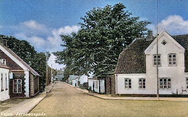 Et dejligt billede ned af Jernbanegade, til Nørregade, med lidt farve.
Til højre er det vognmand August og Helga  Klockmann`s hus.
Huset helt til venstre er Vejens første rutebilstation.
