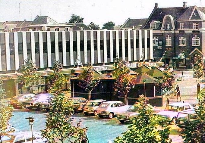 Jeg mener at det er her Peder Pedersen havde sin Blad pavillon da husene blev revet ned i Nørregade. Der var mange forretningsdrivende der var kede af det på det tidspunkt. Og mange forretninger måtte flytte rundt flere gange.
Det var et utrolig ravnerok der blev lavet dengang, og det er ikke bedre i dag. Byggeriet matcher overhovedet ikke med det gamle Vejen. 
Flemming Juul Mortensen.
Kan godt huske da der var bladkiosk og pølsevogn på Rådhuspladsen i byen og L2 der lå til højre for dem med den hyggelige restaurant oven op der havde den lille tv station hvor vi børn kunne sidde og se nogle små tegnefilm for mener det var en eller to kroner der skulle i den.