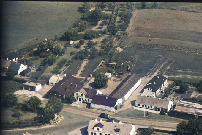 Gunnar Melton.
Vejen Gæstgivergaard/senere hotel Vejen med Øster Alle, Fr.d.7’s gade og Borgergade som den gennemgående gamle hovedvej 1.
Chalina Nanet Lynggaard.
Og ved siden af min fars købmandsforretning med de gamle pakhuse.
.....
Det er dog et utroligt billede. Det må da været meget gammel, da Koldingvej ikke er der endnu. Jeg mener at  Koldingvej blev anlagt omkring 1955. ?
Jan Boysen.
Som det ses så er det store træ bag kroen som jeg husker det og tidligere har omtalt. Jeg er fra 52 og man siger at man først med sikkerhed kan huske noget efter det 3. år, så billedet må være fra mellem 1955 og 58.