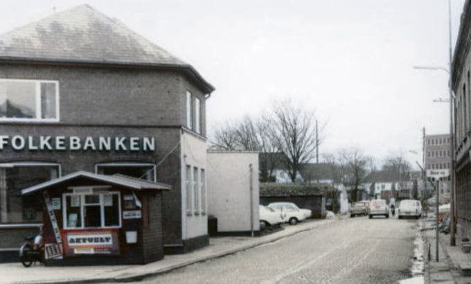 Henriette Haahr Petersen.
Johs Laursen. Min mor fortæller at dette billede er fra den første kiosk Nørregade 3. Der var også en kiosk på Jernbanegade 31 fra 1965-1970.
 Hej Henriette.
Jeg har tit tænkt på hvem der mon havde denne Kiosk ved Jernbanegade nummer 31. Det var så din morfar Peder Pedersen. Ja de blev jaget rundt i manegen  af kommunen. Ligeledes var det med min frisør Frisør Hans Henning Jørgensen, og Ove der i mange år stod ved Troldespringvandet med sin Pølsevogn. De skulle flytte så mange gange da Nørregade blev revet ned.
Der var også forenden af Jernbanegade i det sidste lange hus en Kiosk. Hvem mon ejede den, det var efter  M.P. Matiesen der havde cykler og symaskiner  der. Huset til højre.