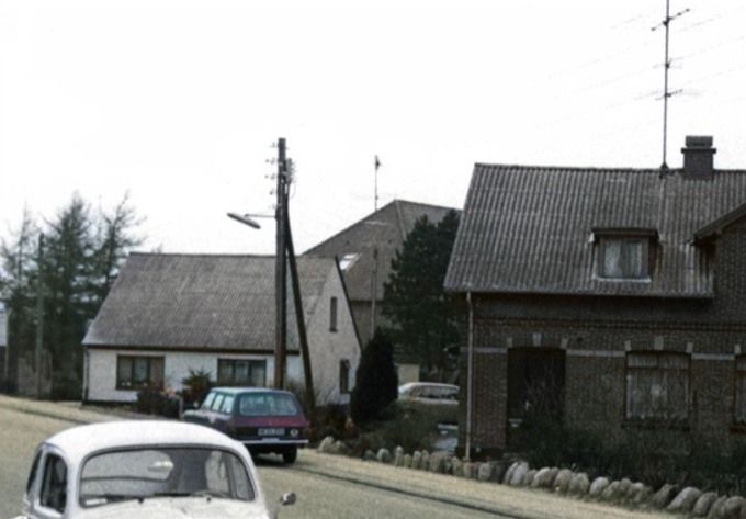 Det viste jeg ikke.
Skolegade i Vejen. Det lille hvide hus i baggrunden var en overgang forskole omkring 1908.  
I Fr. d. 7's Gade kom Vejen gamle Byskole i 1877. Der blev tilføjet en tilbygning til den i 1906.
 Og den nye Byskole blev bygget i 1937 på Baungaardsvej.
Min fætter Erik Rasmussen fortæller at der boede en dame der ved navn Eva i 1960erne. Og huset er der i dag med røde mursten.
Per Nielsen Svanemoos.
Bertel Olsen var brændselshandler og havde en Bedford J6 lastvogn Jeg legede med Bent i -50 rene. Vi boede i det røde hus i forgrunden, Skolegade 6. som ejedes af enkefrue Østergård. I lejligheden til højre boede fra og hr Ralf sen. Vi boede på 1. Sal fra -55 til 57.
 Og Olsen havde en kæmpe Sct. Bernhard der stod lænket på gårdspladsen og så temmelig arrig ud.