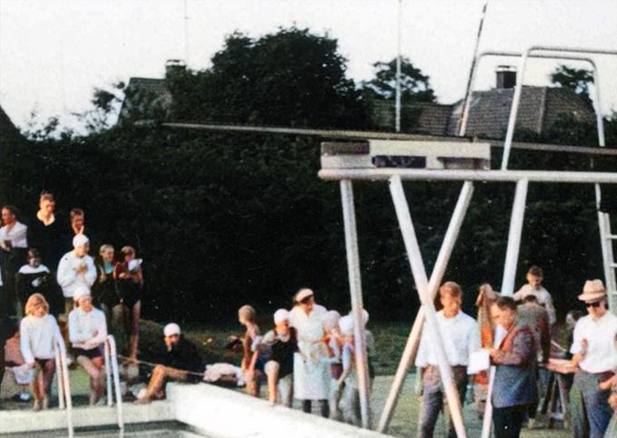 Jeg kan huske at da vi havde Lærer Svend Lunde i Bakkely Skole var vi ofte nede i Svømmebadet i slut 50tresserne i gymnastiktimerne.
Og i sommerferien kunne jeg være dernede flere gange på en dag.
Der tænkte man ikke på at det var et udendørs svømmebassin, sådan var det bare.
Der var også de årlige svømme konkurrencer skolerne imellem, mellem nord og syd.
Når man startede dernede for første gang var det i det første bassin.
Efterhånden kom man over i det store, hvor man havde korkbælte på, og hvor Bademester Ove Larsen havde en meget stor bambusstang med en ring på så han kunne styre løjerne når man skulle lære at svømme. Jeg har ikke siden været i et svømmebad efter at det lukkede i Danmarksgade.
  Britta Harboe skriver.
Dejligt billede.  Kan næsten mærke vandet og lugten af klor
Der er virkelig mange gode minder forbundet med svømmebadet.
Når man stod ved vipperne hvor der var en hvid bygning, var duften af klor ret gennemtrængende.
Ja, og så kan jeg huske udtrykket at lystbade. Det var at stå lidt for længe under den varme bruser.
Karen Margrethe Mejer.
Jeg er født og vokset op i Maltbæk, på Engvanggård. Min far, var landmand, og havde mælkekøer. Vi kom primært, og tilbragte det meste af   sommererne i 60'erne og 70'erne, i det udendørs svømmebad i Brørup. Vi synes, det var fantastisk, at komme der. Det udendørs svømmebad, i Brørup eksistere stadig, og, vil jeg tro, flittigt besøgt, i disse meget varme somre, som efterhånden er mere reglen, end undtagelsen. Da jeg i slut 70 'erne, begyndelsen, af 80'erne, gik i 8 og 9 klasse, på Bakkely skole, vi gik fra børnehave til 7 klasse, på Askov Malt skole, havde Sigurd Bak, til klasselærer. Da vi kom til Bakkely i 8 klasse, fik vi lærer Svend Lunde, til matematik. Dengang var engelsk, tysk og matematik, grundkursus eller udvidet kursus. Jeg var, og jeg er stadig voldsom dårlig til matematik, men Svend Lunde, der på det tidspunkt, var viceinspektør, på Bakkely, var en udmærket matematik lærer. Det jeg ved, om tal, den dag i dag, lærte Svend Lunde mig. I går cyklede jeg forbi Bakkely skole, og kan se, at skolen, får nye naboer, engang i fremtiden. Held og lykke, med det.
Johs Laursen.
Tak for din gode historie Karen. Om en tid der var.
Karen Margrethe Mejer.
Johs Laursen. Ja, det var en skøn tid. Vi kom ikke meget i svømmebadet, i Vejen, men kan sagtens huske det. Måske har jeg endda fået svømme undervisning der, med det kan jeg ikke huske!!
Eva Hedegaard.
Den første åbningsdag var Kristi Himmelfartsdag, og man skulle da i vandet den dag. Med lufttemperatur på 18 grader og vandtemperatur på 16 grader var det en kold fornøjelse.