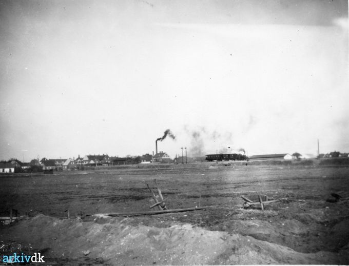 Starten på fodboldstadion i 1932.
 Vejen Stadion planeres i 1932.
  Olav Vang Lauridsen  havde marker overalt på den tid. 
Her starter man med at forberede det nye Fodboldstation på Plantagevej som Olav Vang Lauridsen gav   til byen. Efter det første fodboldstadion fra 1922, der lå ved Nørregade og Korsgade, og som er en del af kirkegården i dag.  
Johannes Anker.
Familien ejer ikke stadion. Min farfar Olav Vang Lauridsen gav grunden væk. Med en klausul om at hvis klubben ville sælge, gik gaven tilbage til familien.