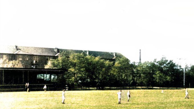 Bag ved Solgården ligger   det gamle fodboldstadion ved Plantagevej.  Der kunne man i gamle dage kigge ned og følge fodboldskampene.
Jeg har prøvet at give det lidt farve.
Man købte marken af  Olav Vang Lauridsen på  Grønvang. Og som i dag er ejet af familien.
Der står.
Det lykkedes fint med fodbolden i Vejen. Der blev bygget et flot fodboldstadion for enden af Fredensgade mellem jernbanen og Plantagevej, og i løbet af 1920erne og 1930erne steg Vejen op i
graderne, og de endte med at komme i første division under tilnavnet ”De Jyske Skotter”, med ”Lille Simon” som venstre wing. Om søndagen når de spillede på Vejen stadion var der trafikkaos, og alt hvad der kunne gå og krybe kom til Vejen fra hele oplandet og de nærmeste byer. Når der blev skudt mål kunne tilskuernes høje brøl høres over hele byen. Vang Lauridsens plan var
lykkedes, og han fik Vejen sat på landkortet, - byens næringsliv trivedes, og mange fabrikker ud over Alfa og Phønix skød op i de år. Jeg mindes de mange fabriksfløjter der gik i gang klokken
12,00, når alle gik hjem til den varme middagsmad, også skolebørnene, og fløjterne lød igen kl.
13,00 når arbejdet og undervisningen gik i gang igen.