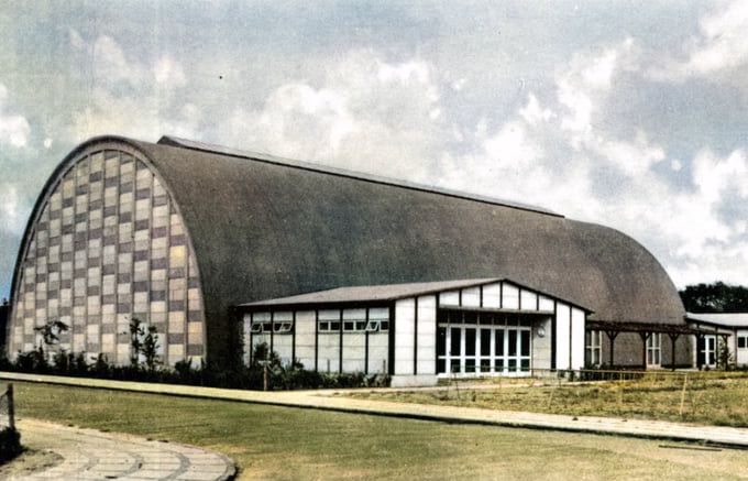 Vejen hallen.
2 nye flotte billeder af Vejen hallen som jeg ikke før har haft på siden.
 Beliggende på  Fuglesangsallé 10.
 Indviet i 1953. Vejen Idrætscenter har haft driften af hallen siden 1953.
Bertha Kirstine Christiansen.
Jeg har deltaget i flere gymnastikopvisninger med Anna Lynggaard som leder i slut-50erne.
Og så var der bal bagefter.
Knud Dunkjaer Andersen.
Så den blev bygget vi drenge legede på byggepladsen.