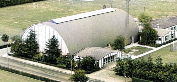 Vejen hallen.
2 nye flotte billeder af Vejen hallen som jeg ikke før har haft på siden.
Vejen Hallen blev indviet  i 1953.
Der står.
Historie:
Vejen Hallen er et stykke idræts- og kulturhistorie i Vejen By's historie og vækst, gennem sidste halvdel af forrige århundrede.
Efter opførelsen til Sydjysk Udstilling i 50` erne,   har Vejen Hallen gennem
mange år været omdrejningspunktet for idrætten og kulturarrangementer i Vejen By.
Siden opførelsen al Vejen  Idrætscenter   og Troldesalen, har Vejen Hallen haft en tilbagetrukken brugsmæssig funktion for sportsaktiviteter og
kulturarrangementer i byen og fremstår i dag, som et nedslidt hus der trænger til en opgradering.
Med sit klassiske arkitektoniske rundbuede udseende, er Vejen Hallen på en måde synonym med Vejen og det vil derfor være fuld berettiget, hvis Vejen Hallen sikres som bygning og offentligt tilgængeligt hus for fremtidige generationer.
Marianne Kristensen.
Os der bruger Vejen hallen trives der. VIC kan ikke rumme de timer. Vi venter på at Ketsjercentret står klar.
//Marianne, Vejen badmintonklub.
Grethe Ørnegaard.
Der har jeg lavet flere gymnastikopvisninger.
Jesper Nissen Brogaard-Radoor.
Man må erkende, at man er nødt til at se på, om den kan bruges til andet formål, som du nævner har den det idrætsmæssigt svært, efter idrætscenteret er blevet så stort.