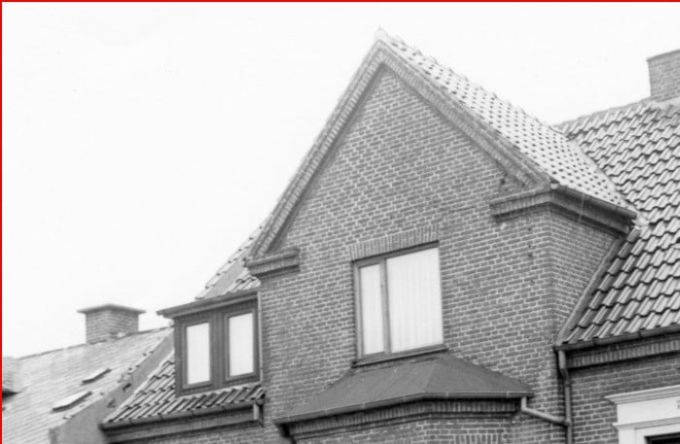 Fra Vejen Arkiv.
Nørregade 43, Vejen. Forhuset. Her lå tidligere Bryggeriet Kærhøj.
 Den stille tid,
af Ole E. Christiansen,  har gjort Bryggergade i Vejen meget kendt.
Bag Nørregade nr. 43 ser man Bryggeriet i Bryggergade, hvor de fire bøger har deres omdrejningspunkt.
Klaus og Majbritt.
I Vejen var der i Bryggergade, et øl og sodavands depot.  Senere blev det Danmarks største import af akvariefisk i bygningerne.
Klaus og Majbritt havde en dyrebutik tæt på Bryggergade hvor Klaus i flere år var i udlandet efter akvarie fisk til Import. Jeg mener det var den største Importør på den tid. I dag har Majbritt og Klaus et Katte hotel.
Søren Madsen.
Det hed Jala, med en bror til Eldorado i Haderslev.  
NØRREGADE 43 VEJEN.
Selskabsform:
Anpartsselskab
Tidl. navn:
JALA TROPEFISK ApS
Ole E. Christiansen`s sidste bog 2017.
Ole E. Christiansen
Elbovænget 24. 7000 Fredericia.