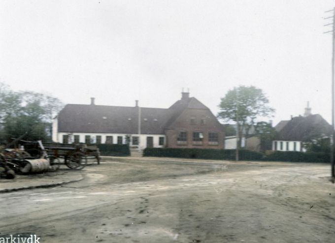 Vejen gamle Byskole, på  hjørnet af Nørregade og Fr. d. 7's Gade, ca. 1927. I det lille hus til højre boede bedstemor Lauridsen.
Bemærkning. Bedstemor Lauridsen - Knud Grunnet Lauridsens, Varehuset i Vejen - bedstemor.
 Når Vejengensere i dag taler
om Byskolen, så er det gerne den tidligere skole på Baungårdsvej, som i dag rummer VUC og Studiescenen, der menes.
Steffen Hyldig.
Min Oldefar var anden lærer ved Byskolen - eller Vejen skole, som den hed dengang - og senere Vejen Nye Skole, da der blev bygget på Baungårdsvej.
Han hed Ole Chr. Secher Boye. Hen boede først fos førstelærer Jørgensen i den gamle skole og fik senere nellike lejlighed i den nye. Han var den første andenlærer i kommunen og forblev det til pensionen i 1913, skuffet over at være blevet forbigået som førstelærer, da den stilling blev ledig.