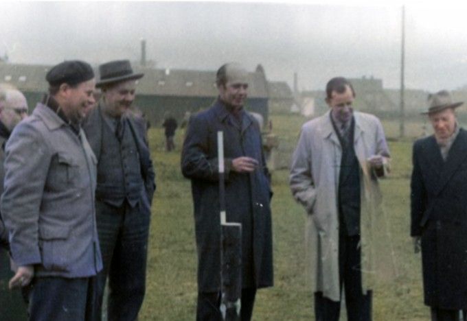 Vejen Hallen Fuglesangs Alle, Vejen Foto af det første spadestik i foråret 1953.
Bemærkning. Rejst i 1953 af borgere i Vejen som resultat af Sydjydsk Udstilling 1951. Fra venstre mod højre. 1 Arnum Petersen 2 Peter Andersen 3 Villy Petersen 4 J.D. Lawets 5 Erik Nielsen 6 Aksel Olsen Manden med spaden 7 Harry Busk (refr. Freddy Karstensen).
........
Det er et spændende billede de har her i Vejen Arkiv.
Jeg er sikker på at det er Villy Petersen som startede på førsteholdet i Vejen fodbold som nummer tre.
Og som resten af sit liv var Journalist i Vejen.
 Man så ham tit og ofte gå rundt i Vejen og finde nyheder. Altid synlig, i byrummet.
I 1939 Fodboldsspiller i Vejen, kaldet De Jydske Skotter.
Der står.
 Willy Petersen fra Jydske Tidende.
Willy Pedersen var hele sit liv Journalist i Vejen. Han havde utallige klummer og artikler om dette og hint.
Han var hele sit liv meget skrivende om fodbold. Da han selv havde været fodboldspiller er det nok ikke så overraskende.
Man kunne på et tidspunkt altid se ham gå rundt i Vejen, for at finde historier, til bladet.
Da han gik på pension, blev han i flere år ved med at skrive klummer til Vejen avis.
Der var vist ikke nogen der ikke viste hvem han var den gang.
Harry Busk nr. 7 må så være
Landsretssagfører H. Busk  Nørregade 45.
1954-1974.
Bertha Kirstine Christiansen
Jeg gik på Bakkely i klasse med Inge? datter af Villy Pedersen. Boede i Elmegade.
Hendes bedsteforældre (vist morforældre) boede i hus i Vestergade, lige ved Alfa.