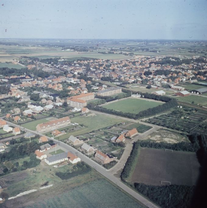 Det gamle Fodboldstadion med det hvide omklædningshus før Fuglesangsalle blev forlænget ved Plantagevej. Det skete i 1961 hvor mange af Kolonihaverne forsvandt, der lå op til  Fodboldstadion. Jeg husker kun Omklædningshuset som gult.
Og foran nede til højre var det Bakkely Skoles Idrætsplads hvor vi var  om sommeren,  gående eller cyklende fra Bakkely og ned af Grønnegade forbi starten på Grønnegården.  Jeg var ikke god til sport, men har sikkert været en god bagstopper, til lettelse for dem der spillede fodbold. Der var også sportsstævner med Byskolen dernede. Grønnegården  er opført i 1954. 
Solgården på Rolighedsvej er de tre røde bygninger op til det gamle Fodboldstadion som er fint kørende i dag 2021.
Der kunne man fra Solgårdens øverste lejligheder se de fodboldskampe som der var mange af dengang.
Solgården blev opført i 1953, da jeg startede i Bakkely Skole. 
Gården nederst til venstre hedder Kærklintgaard.
De 5 huse  overfor gården blev revet ned da Fuglesangsalle blev forlænget.
 