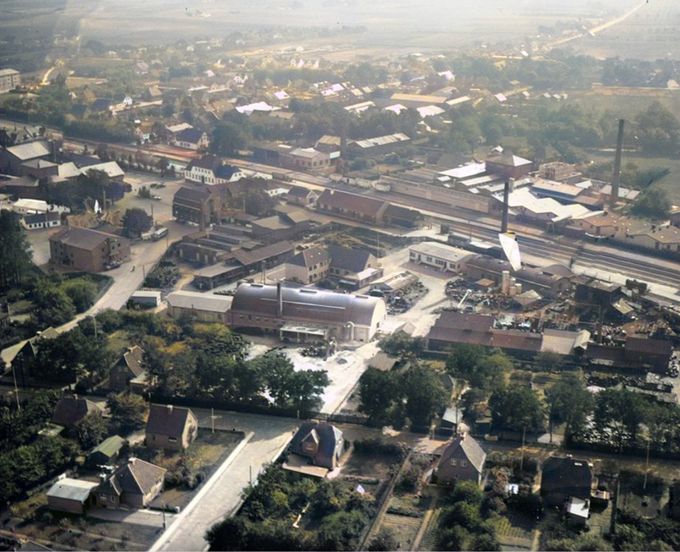 Et billede fra det gamle Vejen.
Et farvelagt billede fra Phønix Tagpap fabrikken og Alfa Margarinefabrik med den store skorsten til højre i billedet, og til venstre Vejen Foderstofforening  og den gamle grønne rutebilstation ned mod Togstationen og Banegården og den gamle Brugsforening.
  Det er Skovvejen der går tværs i billedet forneden, der startede med fuld fart på cyklen fra Højbro.
Og endte nede ved Vester Alle og Banegårdspladsen hvor alt var som jeg husker det inden nedrivningerne startede i 1960erne. Både med Jernbanegade, Hansens Hotel Teatersal og   vognmand August Klockmann`s hvide hus. Hvor jeg gik i skole med Birthe Klockmann.
Kirsten Kjølby, Linda Jessen, Annelise,   Birthe  Klockmann, Inge-Lise Boysen,  Per Andersen,  Jens Nissen og Niels Hage, er med i denne gruppe. Vi startede sammen i 1953 i Bakkely skole.