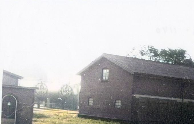 Jeg har gået med en sten i skoen i ½ år eller mere. Det er omkring dette billede fra Ahornsgade som jeg ikke kan finde ud af. Jeg mener at det er det gamle æg pakkeri i starten af Nørregade/ Ahornsgade over for Teknisk Skole. Men helt sikker er jeg ikke på det. Håber i kan genkende bygningen.
Til venstre for bygningen er der to runde reklamer hvor jeg mener der står gas, med en flamme, men det er ren gætværk.
Runa Schmitt Carlsen.
Jeg mener, at æg pakkeriet lå på samme side som Teknisk Skole længere henne mod Fuglsangsalle.
Henrik Hansen.
Runa Schmitt Carlsen Det er korrekt.
Billedet er taget fra Danægs æg pakkeri i Ahorngade og over imod banen. De runde tanke er gaslager for Dalsø gas.
Jens Holm-Nielsen
Ja, det lå på samme side som Teknisk Skole. John Drewsen og jeg stjal æbler fra haven.
Johs Laursen
Tak for svarene. Så er det ikke Æg pakkeriet, der lå over for Tekniske skole. Jeg har svært ved at genkende det.
