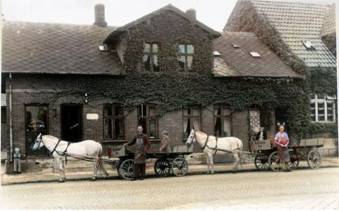 Her er to hvide heste forspændt hver sin vogn med Schlünsen-navnet på i Nørregade nr. 41, i 1940erne.
Her kan man også se efeu på huset, der var meget naturligt dengang.
Der står efter stormen Malik, 2022.
Ikonisk klatreplante revet ned af Malik.
Den berømte efeu, der i årevis har prydet facaden på det Kongelige Bibliotek ved Aarhus Universitet, blev lørdag revet ned af stormen Malik.
Det er utroligt at det kunne lade sig gøre da efeu er kendt for at sidde godt fast på murene. Efeuen var omkring 60 kvadratmeter stor.
Gunnar Melton.
Jeg husker bedst Georg S., som kørte med DSB gods i vores del af byen. Der er sikkert nogle i gruppen, som husker navnene i familien bedre end jeg.
I butikken i sydenden af huset havde Kedde skomager (Chr. Jørgensen ) til huse i mange år.
Malene Fallesen Jensen.
Efeu isolerer og suger fugt ud af muren, viser undersøgelser.
Jørgen Schlünssen.
Det var nu ikke efeu, men vildvin.